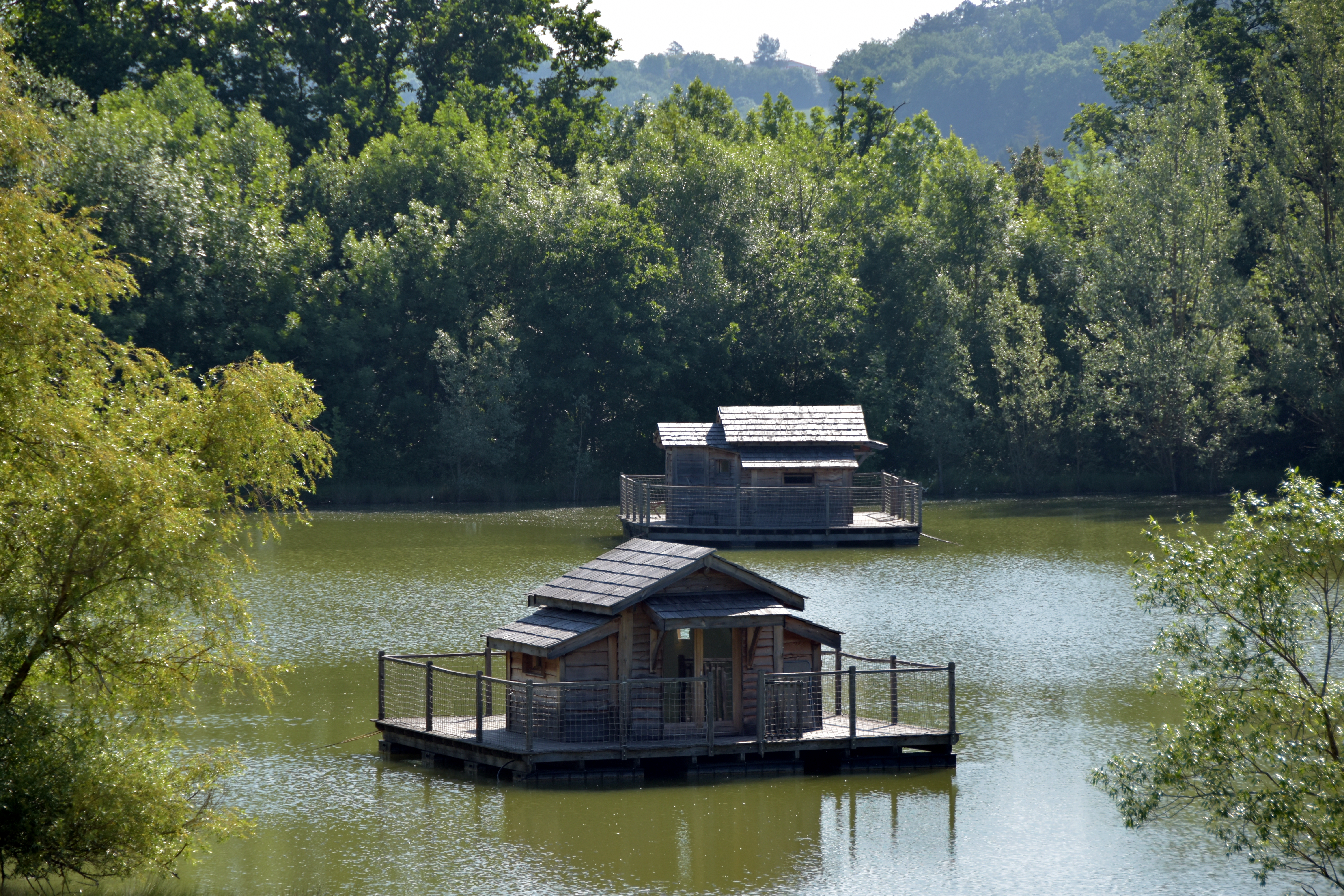 Les cabanes flottantes du Lac de Pelisse